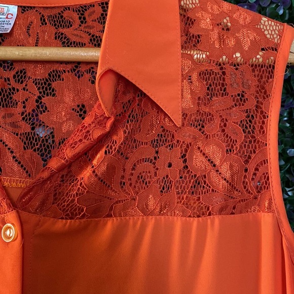 Red Sleeveless Crochet Lace Front Shirt - Picture 3 of 5